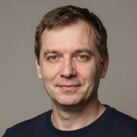 Улыбающийся мужчина делится положительным отзывом о плавном мобильном интерфейсе казино Online Joker 123